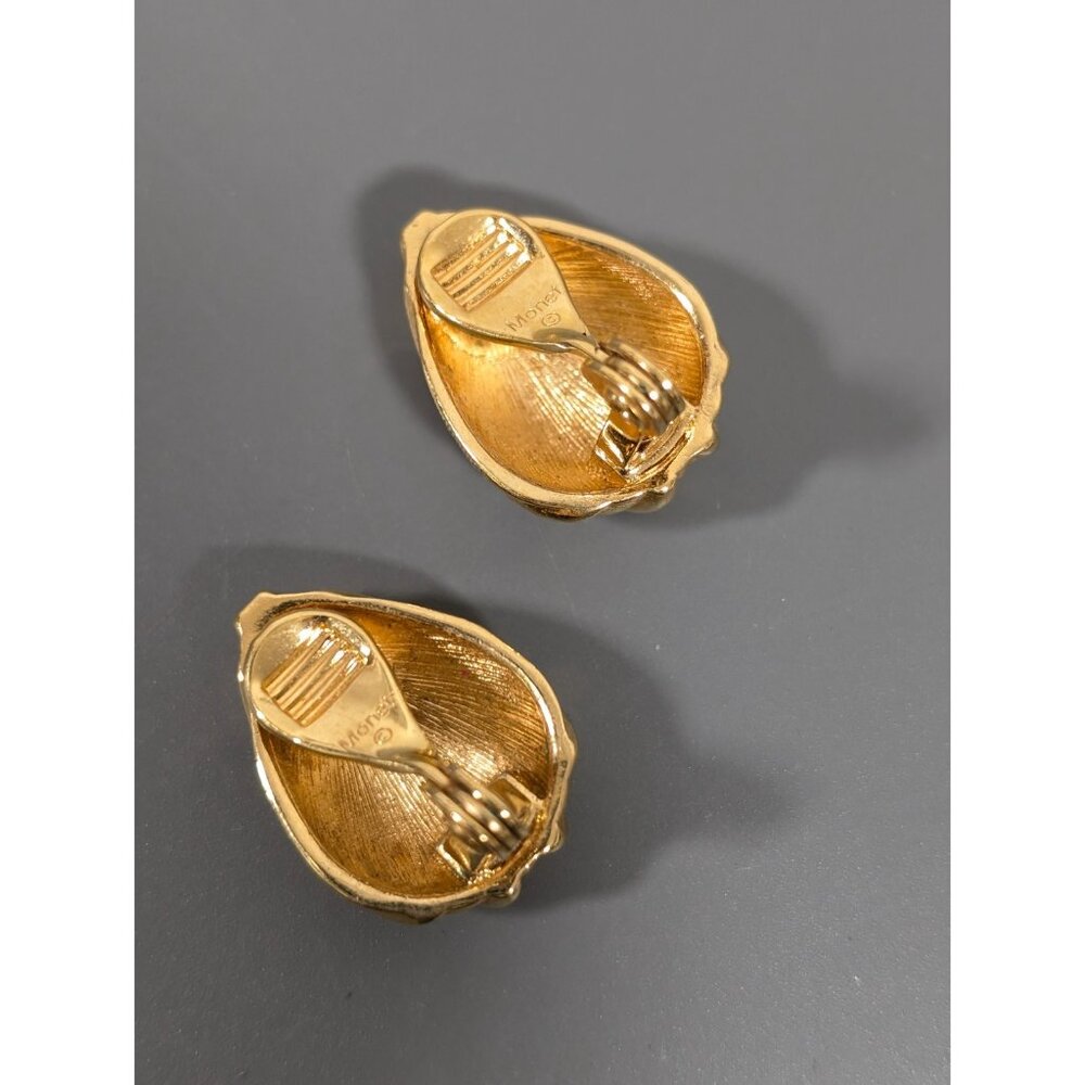VTG Monet Ribbed Texture Teardrop Clip On Earrings Gold Tone Classic‎ Statement - Picture 6 of 8